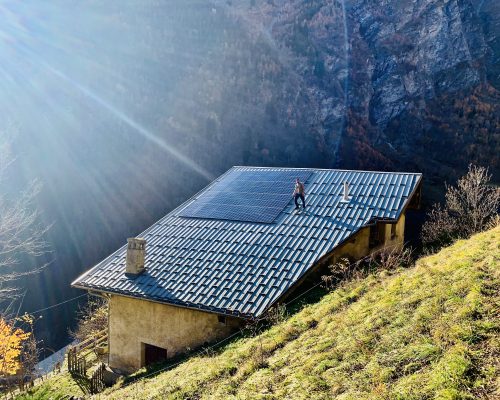 image autoconsommation avec vente totale installé par Cimes énergies en Haute-Tarentaise