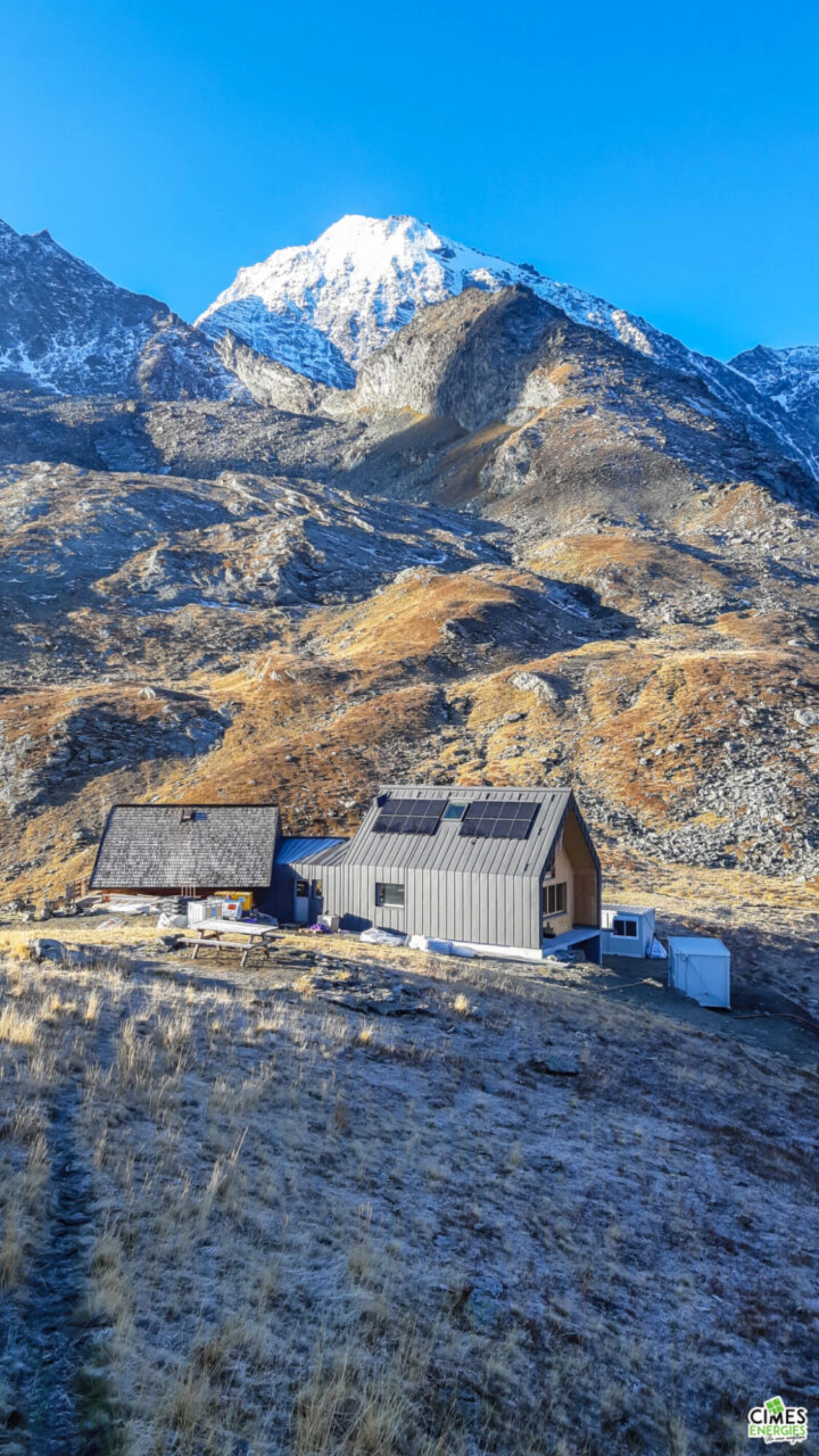 Vue du refuge de Turia en automne avec le sommet de la montagne saupoudrée de neige