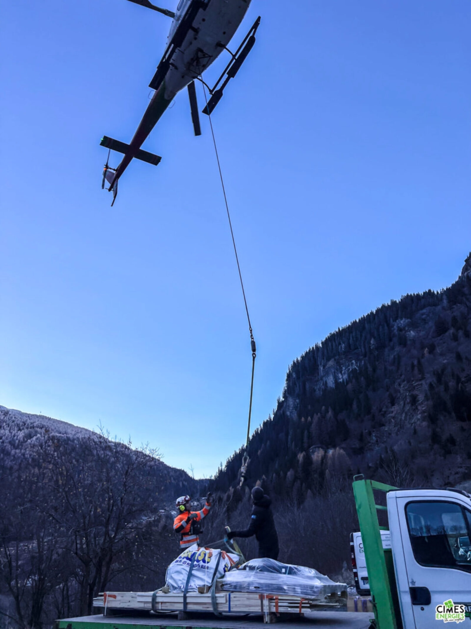 Chargement du matériel électrique et solaire sur le crochet de l'hélico de Sébastien Blugeon