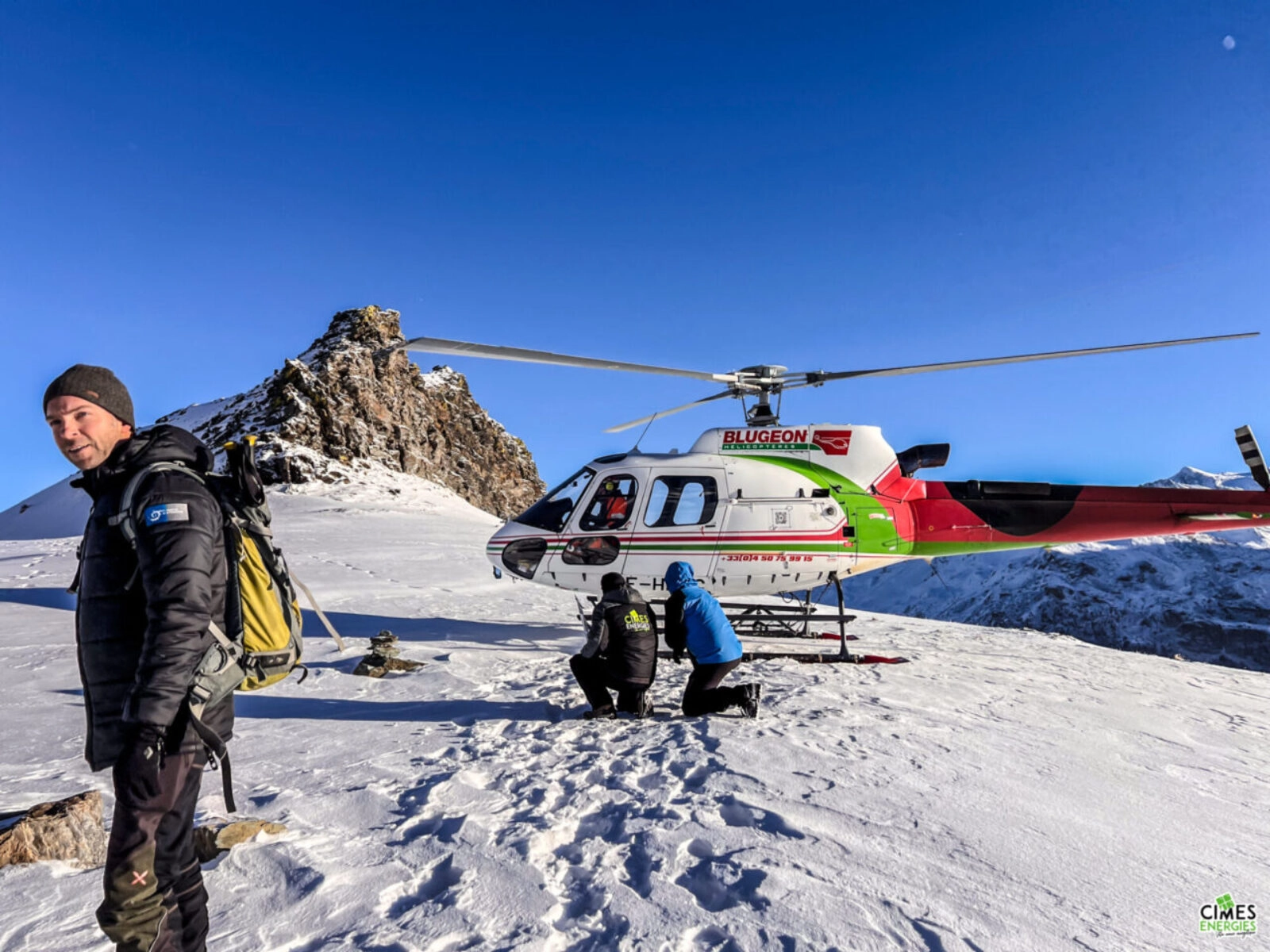 Atterrissage de l'héliportage du matériel au pied du refuge de Turia, sur la neige