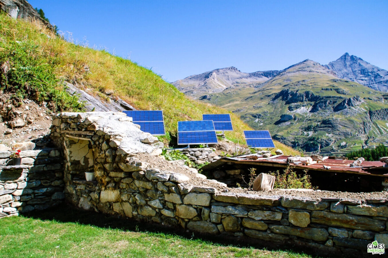 Site isolé - photvovoltaïque + batterie pour les particuliers - Cimes Énergies