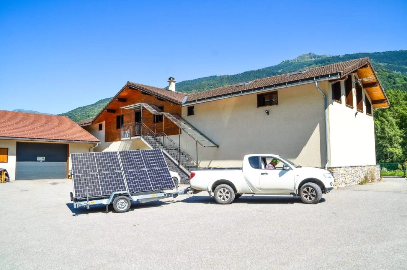 Installation solaire - Pro - Arpin - Remorque solaire - site isolé - Cimes Énergies