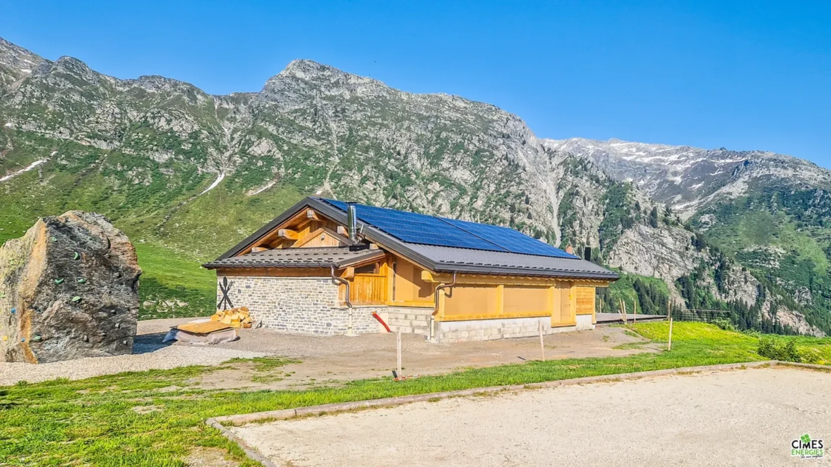 Installation solaire sur restaurant d'altitude à la Rosière, arrière-plan de montagne en été, journée ensoleillée et ciel bleu