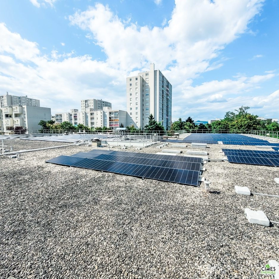 Installation solaire sur toiture terrasse d'un bâtiment public urbain