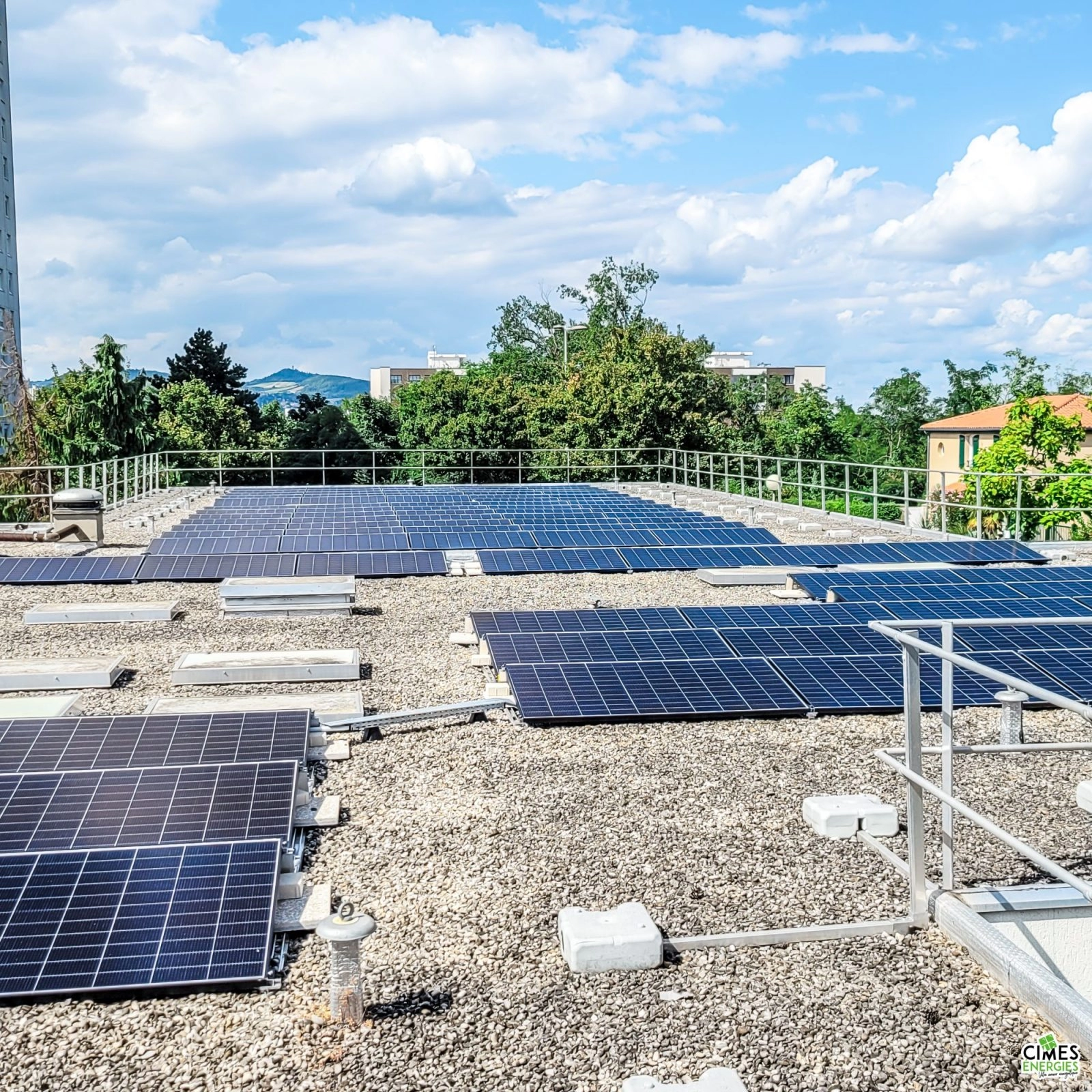 Installation solaire sur toiture terrasse d'un bâtiment public urbain