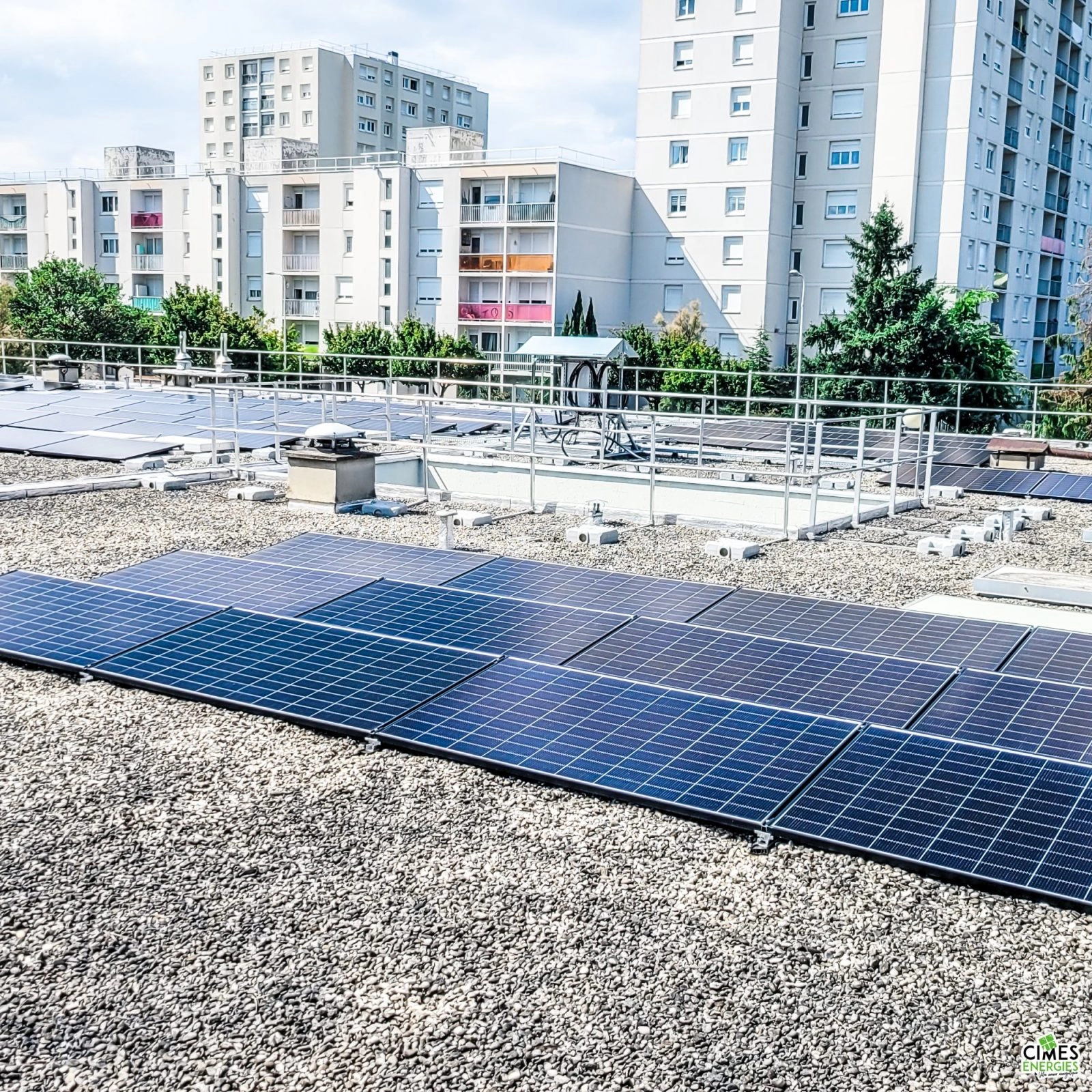 Installation solaire sur toiture terrasse d'un bâtiment public urbain