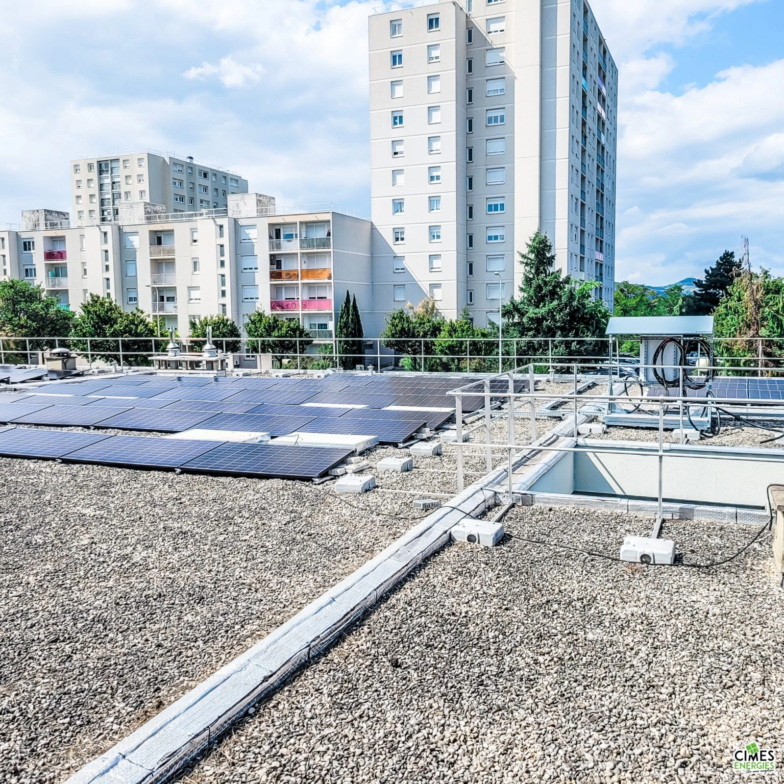 Installation solaire sur toiture terrasse d'un bâtiment public urbain