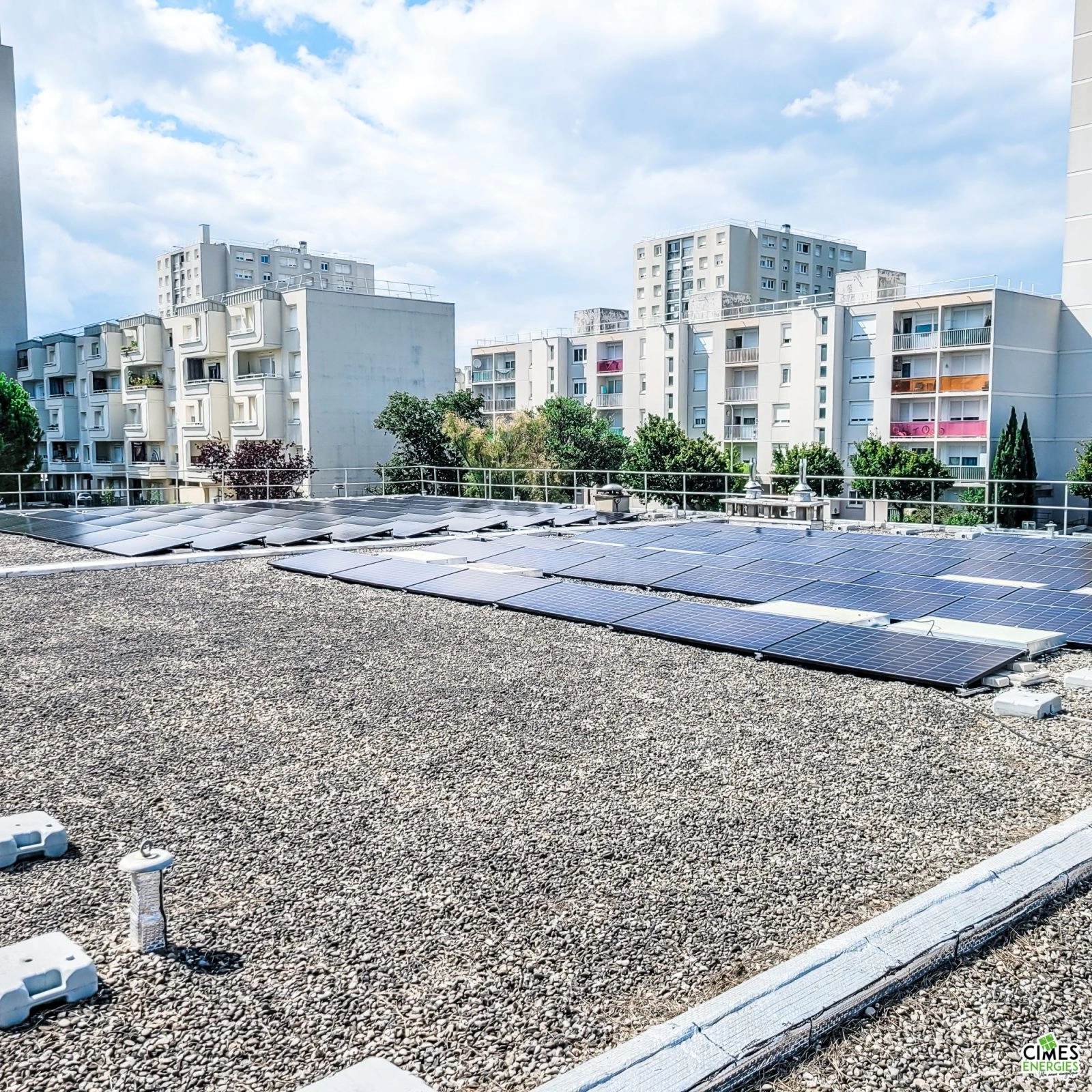 Installation solaire sur toiture terrasse d'un bâtiment public urbain