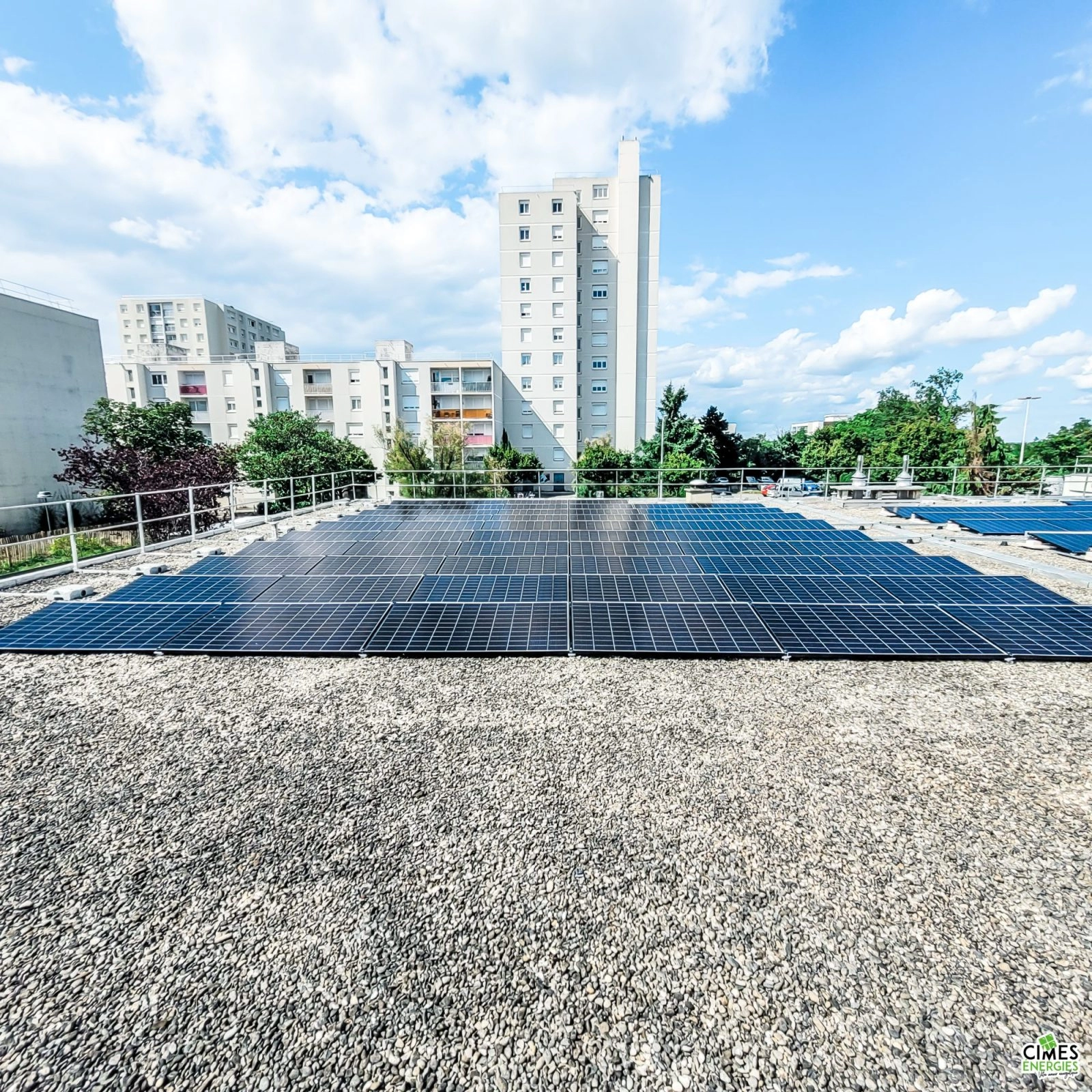 Installation solaire sur toiture terrasse d'un bâtiment public urbain