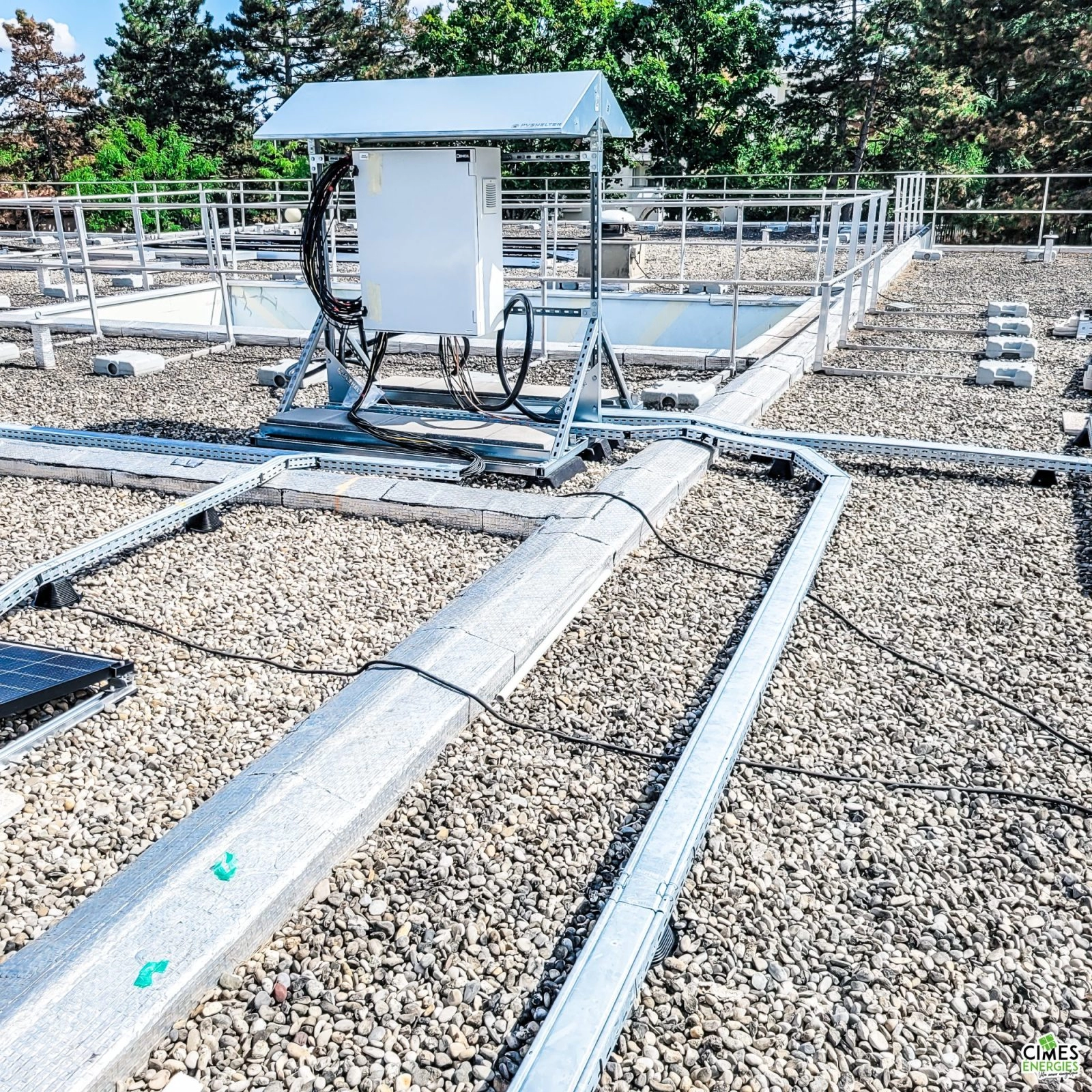 Installation solaire sur toiture terrasse d'un bâtiment public urbain, focus sur shelter onduleur