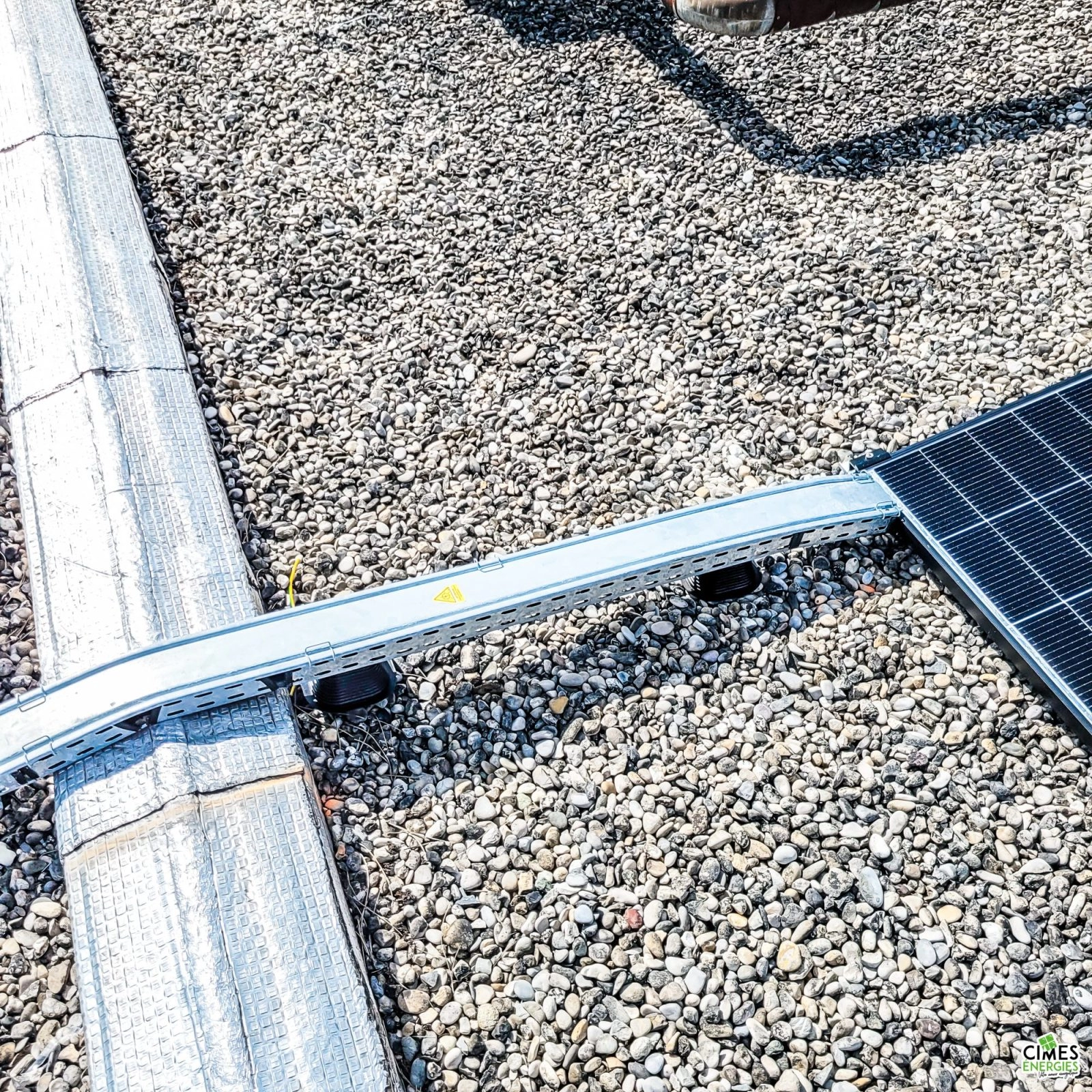 Installation solaire sur toiture terrasse d'un bâtiment public urbain, focus sur chemin de câble