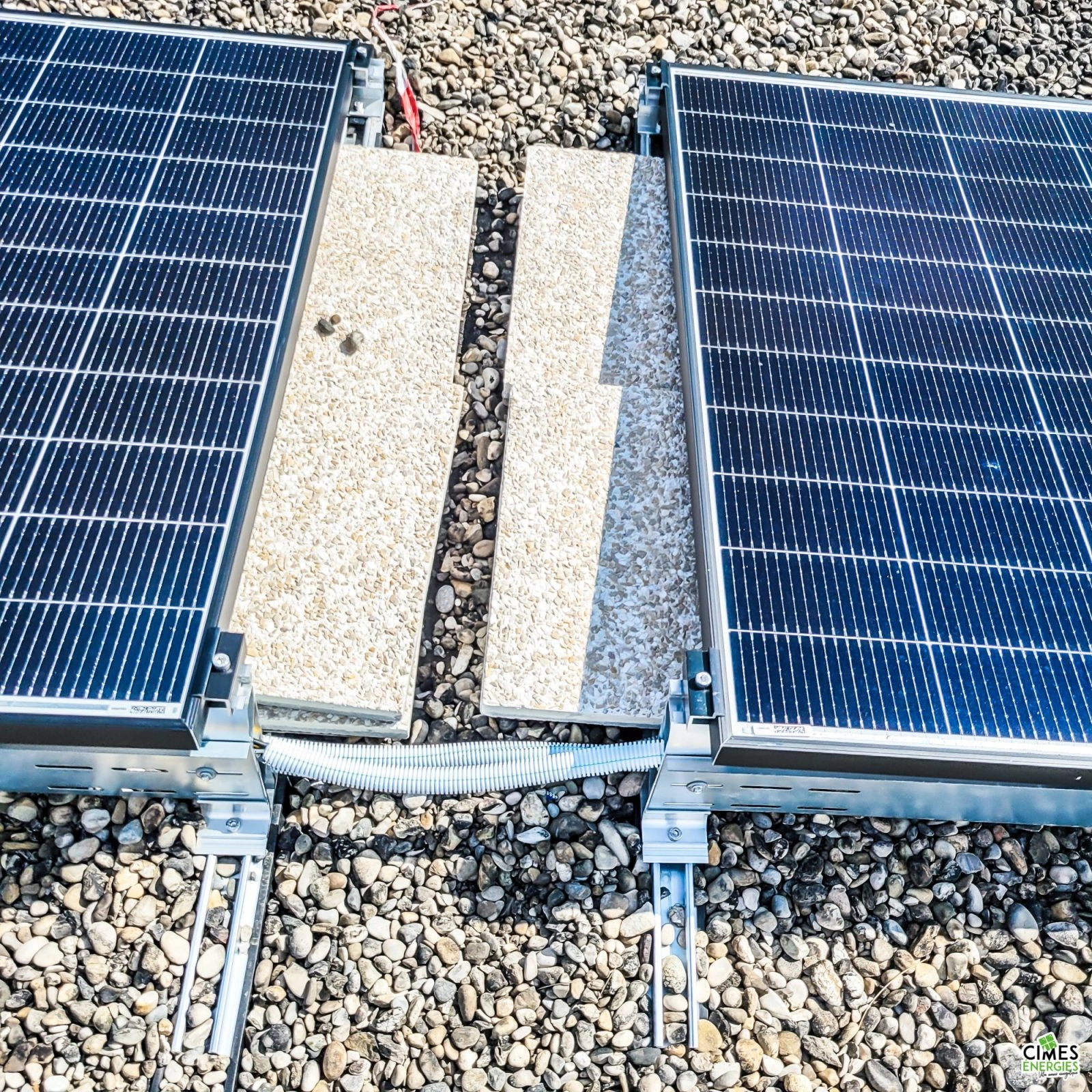 Installation solaire sur toiture terrasse d'un bâtiment public urbain, focus sur chemin de câble