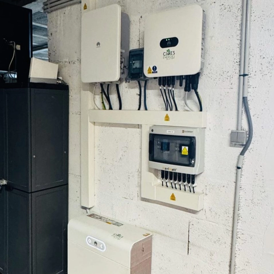 Ensemble d'appareils solaire photovoltaïque de marque Huawei installés sur le mur intérieur de la maison d'un particulier en savoie