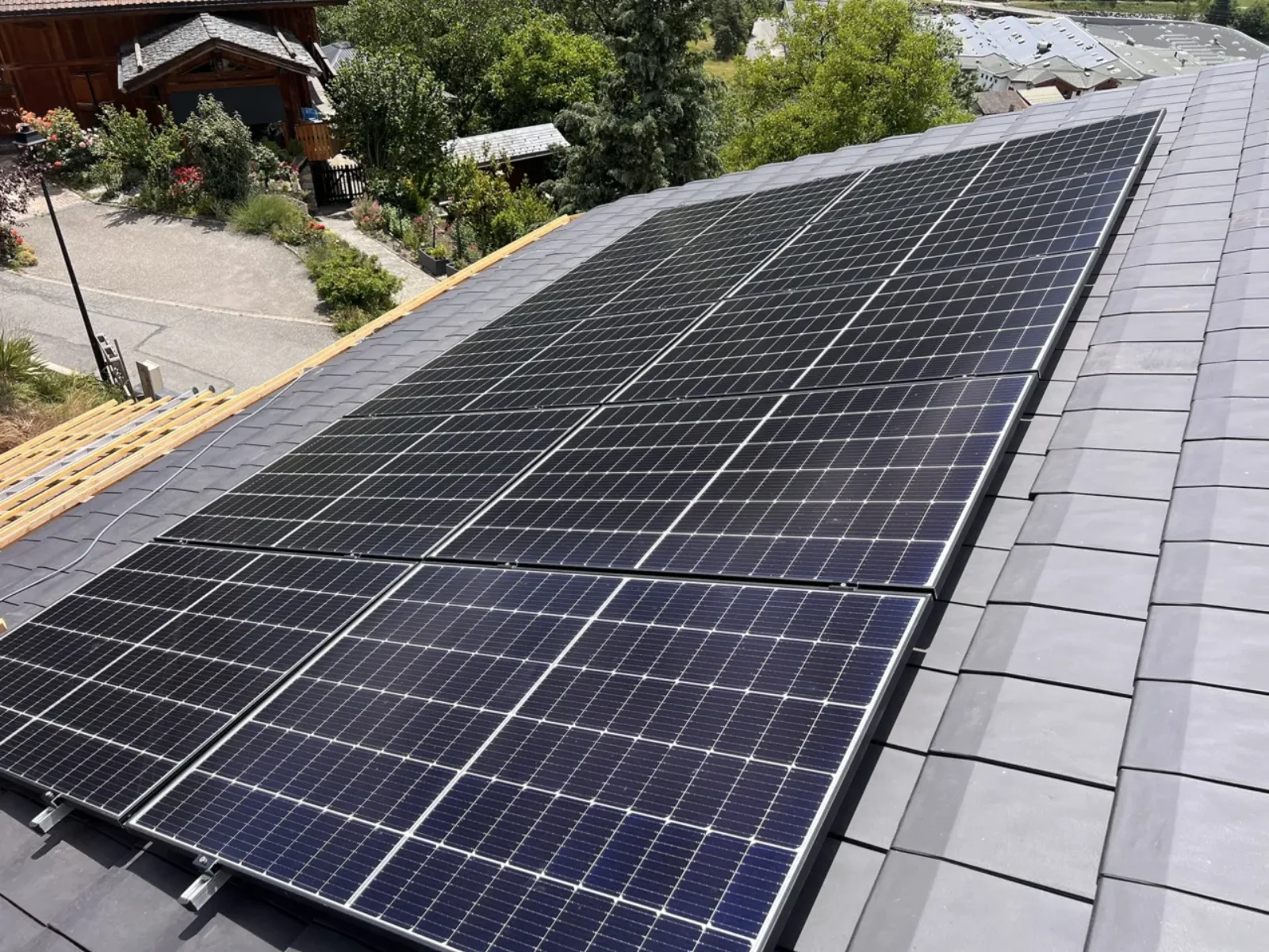autre toiture équipée d'une installation solaire, journée ensoleillée
