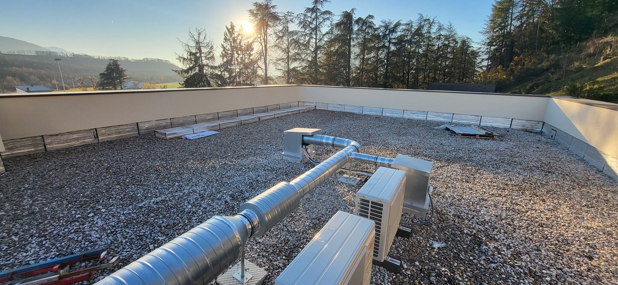 Toiture terrasse en gravier du bâtiment d'ACE Solution à Montmélian avant pose de l'installation solaire