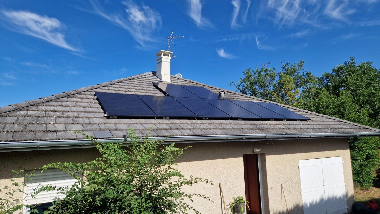 Installation solaire en autoconso sur toiture maison individuelle à Jacob-Bellecombette, prise de vue par journée ensoleillée