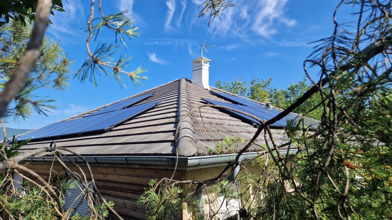 Installation solaire en autoconso sur toiture maison individuelle à Jacob-Bellecombette, prise de vue par journée ensoleillée