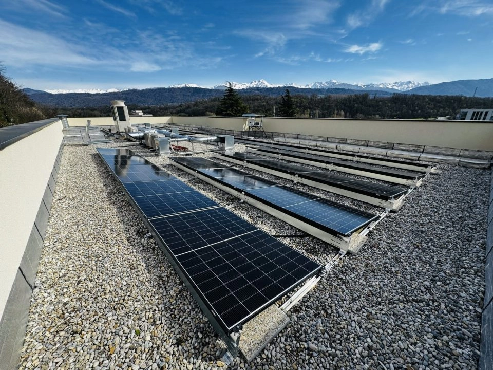 Installation solaire sur toiture terrasse avec la chaine de Belledone en arrière-plan