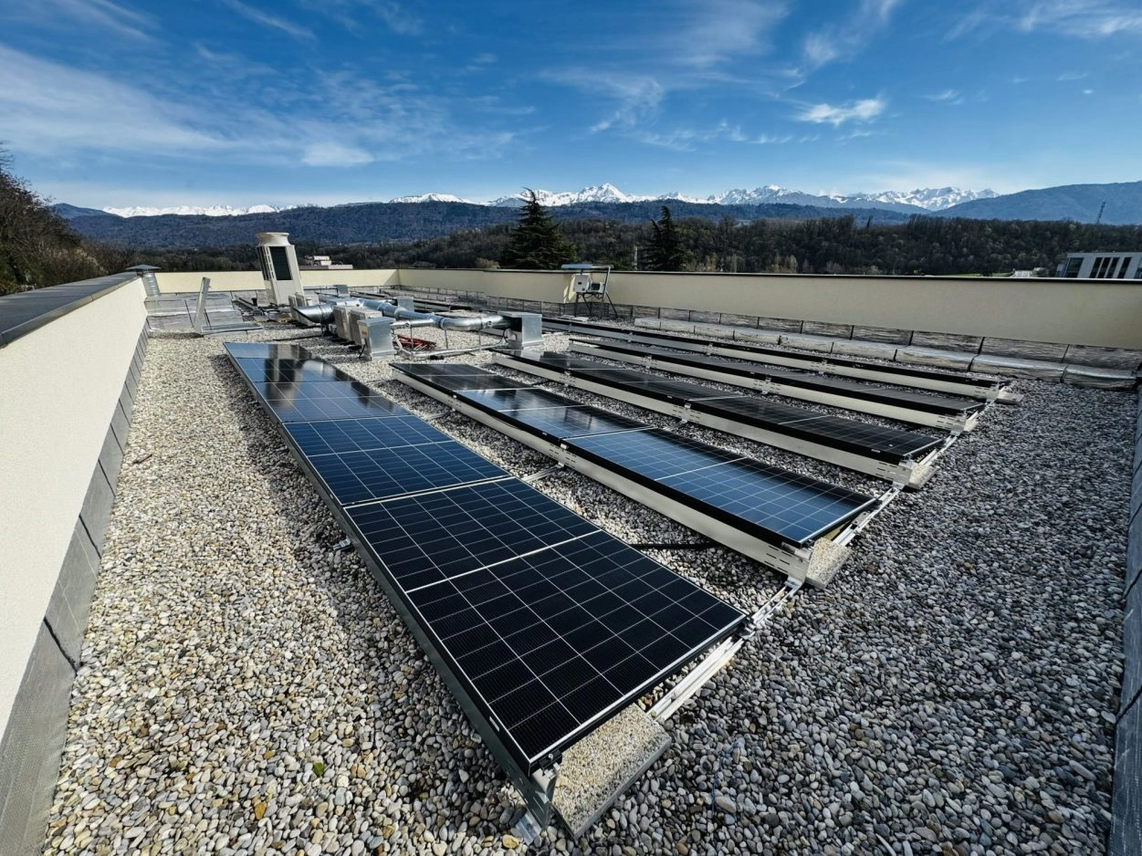 Installation solaire sur toiture terrasse avec la chaine de Belledone en arrière-plan