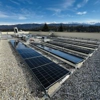 Installation solaire sur toiture terrasse avec la chaine de Belledone en arrière-plan