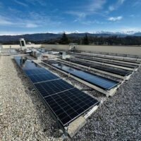 Installation solaire sur toiture terrasse avec la chaine de Belledone en arrière-plan