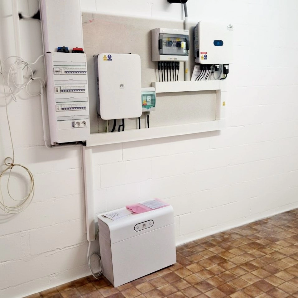Installation électrique intérieur d'une centrale solaire PV avec écocsytème HUAWIE