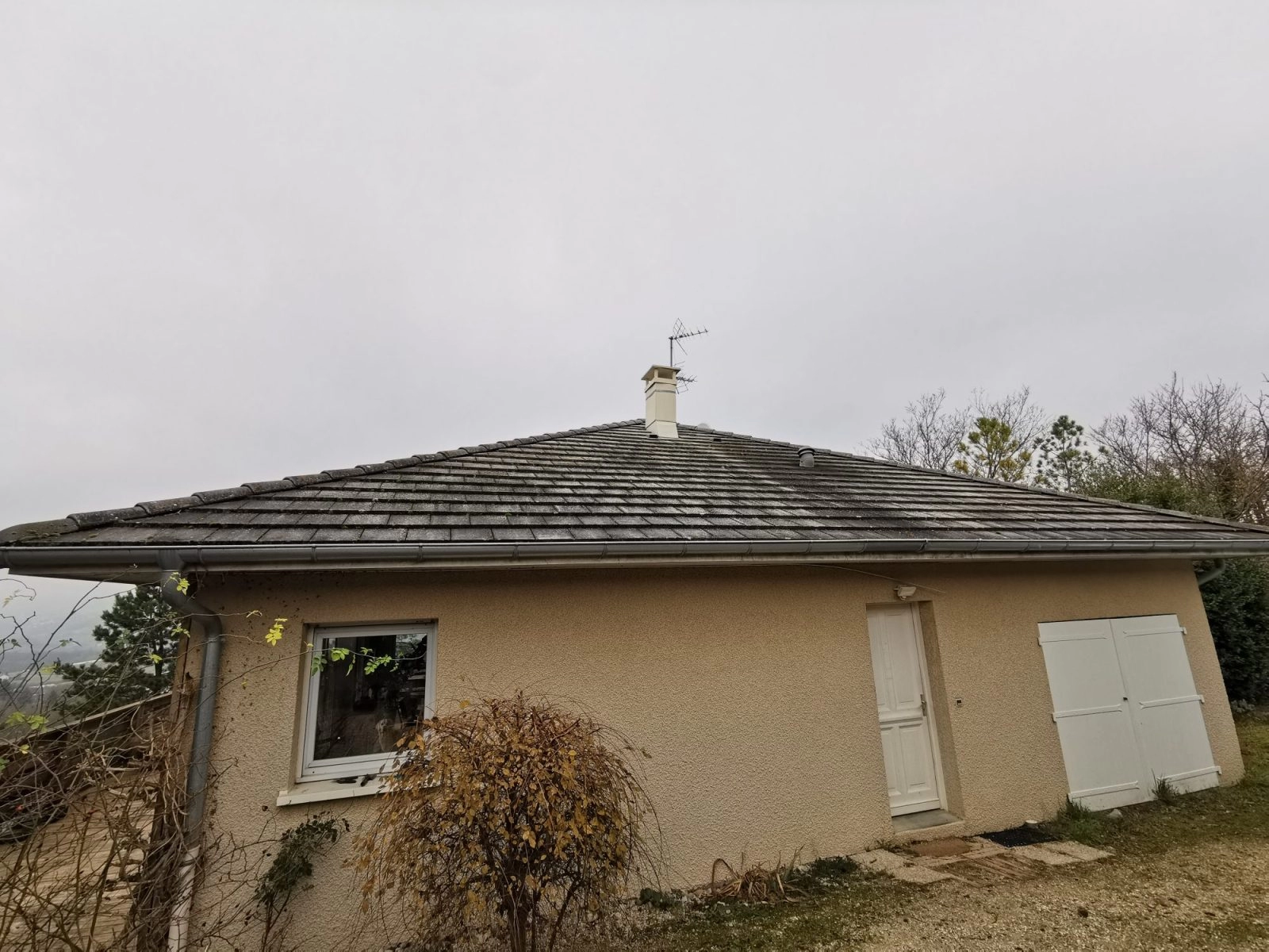 Maison individuelle avant la psoe de panneaux solaires à Jacob-Bellecombette, prise de vue journée de ciel de gris