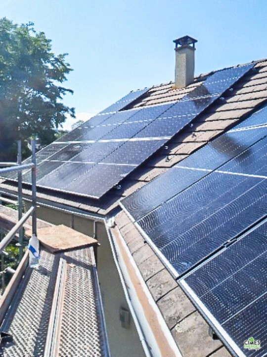Installation photovoltaïque sur deux pans de toiture en tuiles chez un particulier à Novalaise, vue partielle de la toiture une journée ensoleillée